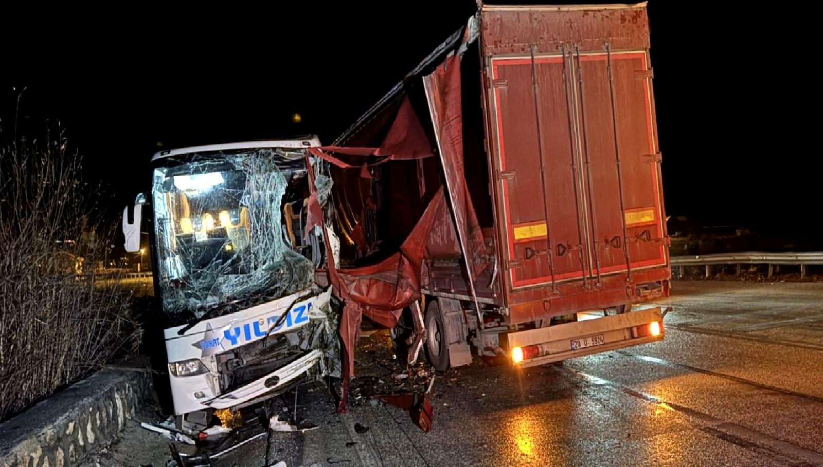 Dinar-Çay kara yolunda meydana gelen trafik kazasında 18 kişi yaralandı.