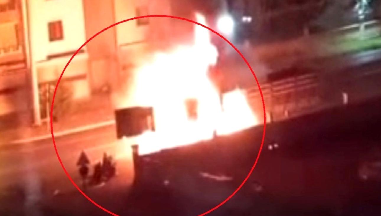 Diyarbakır'da meydana gelen araç kundaklama olayı, terör bağlantılarıyla gündeme geldi.