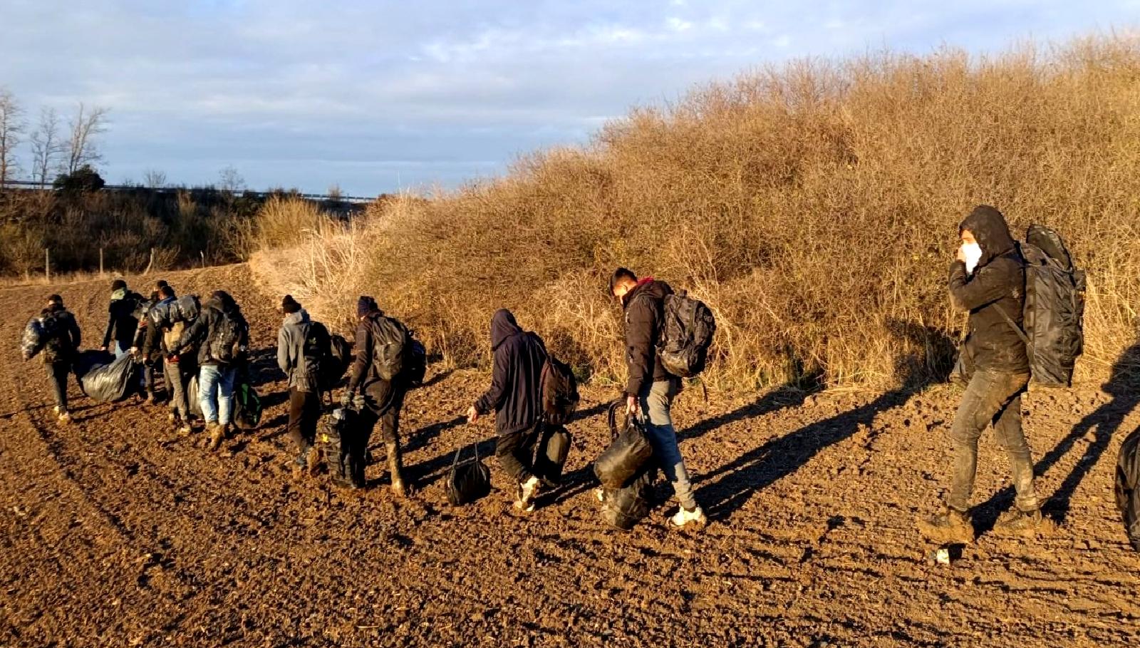 Düzensiz göçle mücadele kapsamında gerçekleştirilen operasyonlarda 94 göçmen yakalandı ve