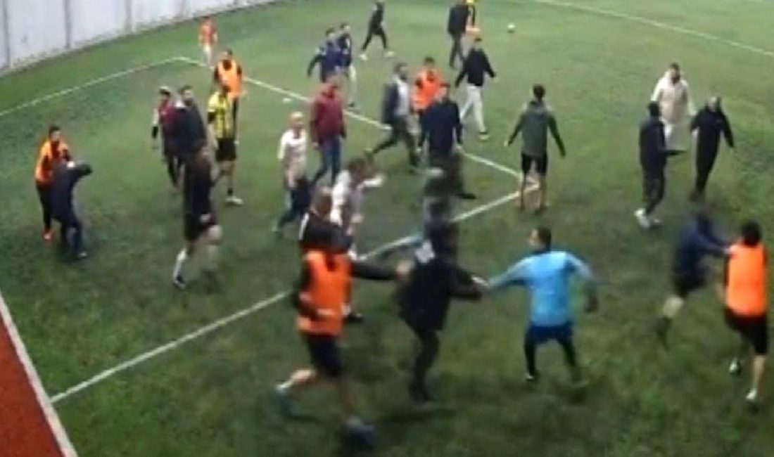 Elazığ'da bir halı saha maçında yaşanan gergin anlar, oyuncular arasında