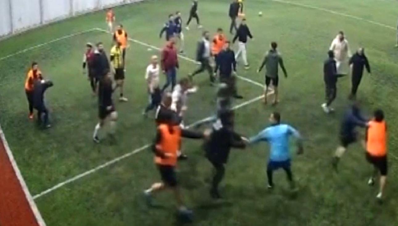 Elazığ'da bir halı saha maçında yaşanan gergin anlar, oyuncular arasında