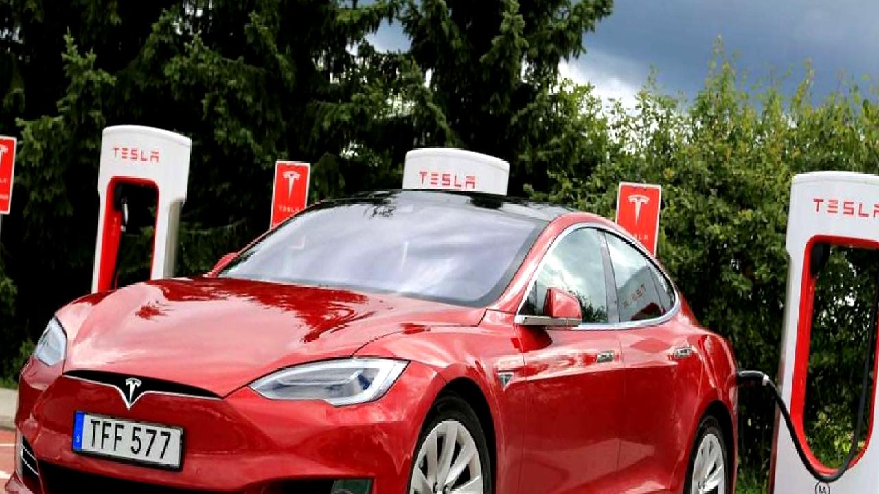 Elon Musk'ın Tesla'sı, güvenlik endişeleri nedeniyle 700 bin aracı geri