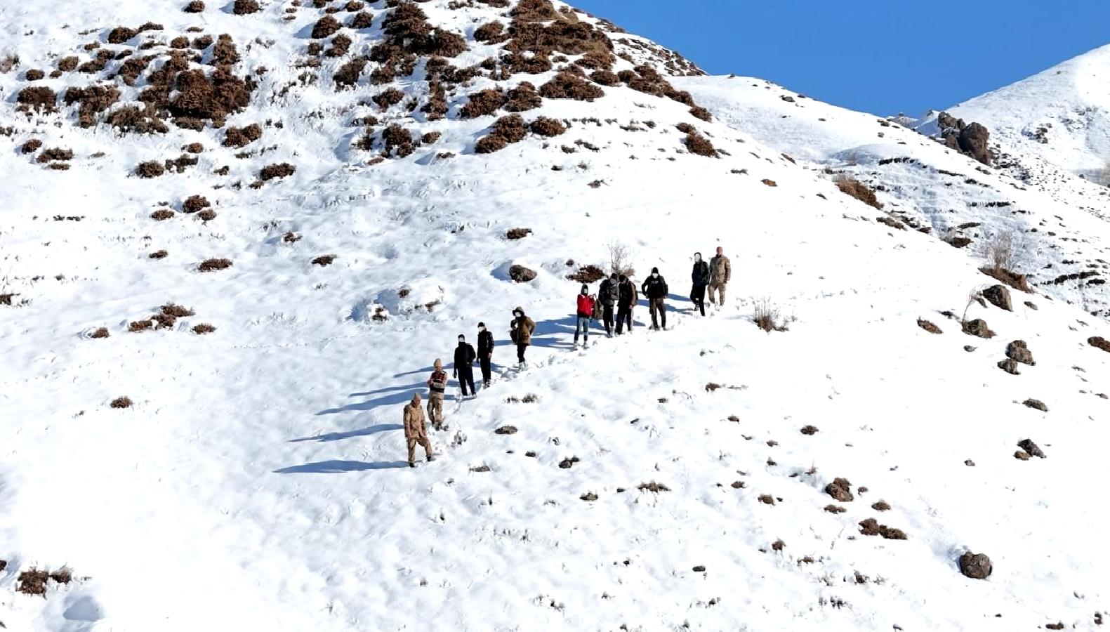 Erzurum'da düzenlenen operasyonlarla düzensiz göçmenlerin durumu ele alınıyor. Yetkililerin yaptığı