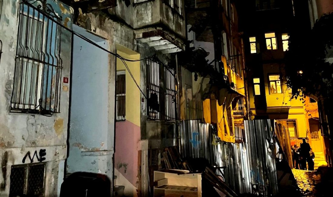 Fatih'te metruk bir binanın çökmesi sonucu yaşanan olay, çevredeki vatandaşlar