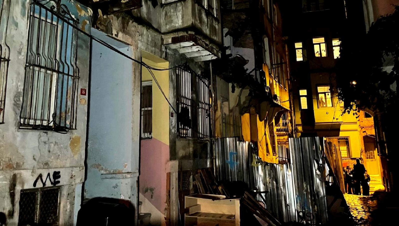 Fatih'te metruk bir binanın çökmesi sonucu yaşanan olay, çevredeki vatandaşlar