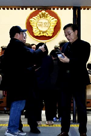 Ulusal Meclise Giriş ve Çıkışlar Kapatıldı