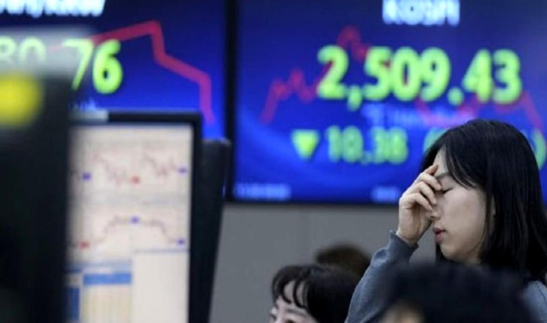 Güney Kore'de sıkıyönetim uygulamasının piyasalara etkilerini keşfedin. Ekonomik dalgalanmalar, yatırımcı