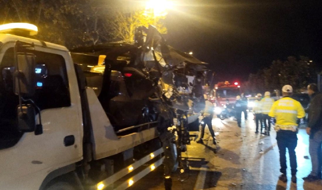 İdealtepe'de meydana gelen trafik kazasında bir otomobil, İETT otobüsüne çarptı.