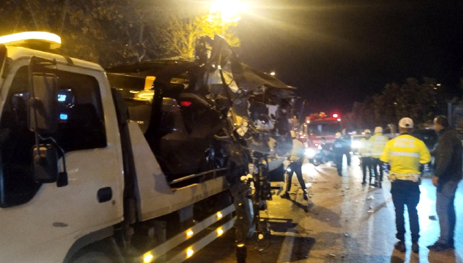 İdealtepe'de meydana gelen trafik kazasında bir otomobil, İETT otobüsüne çarptı.