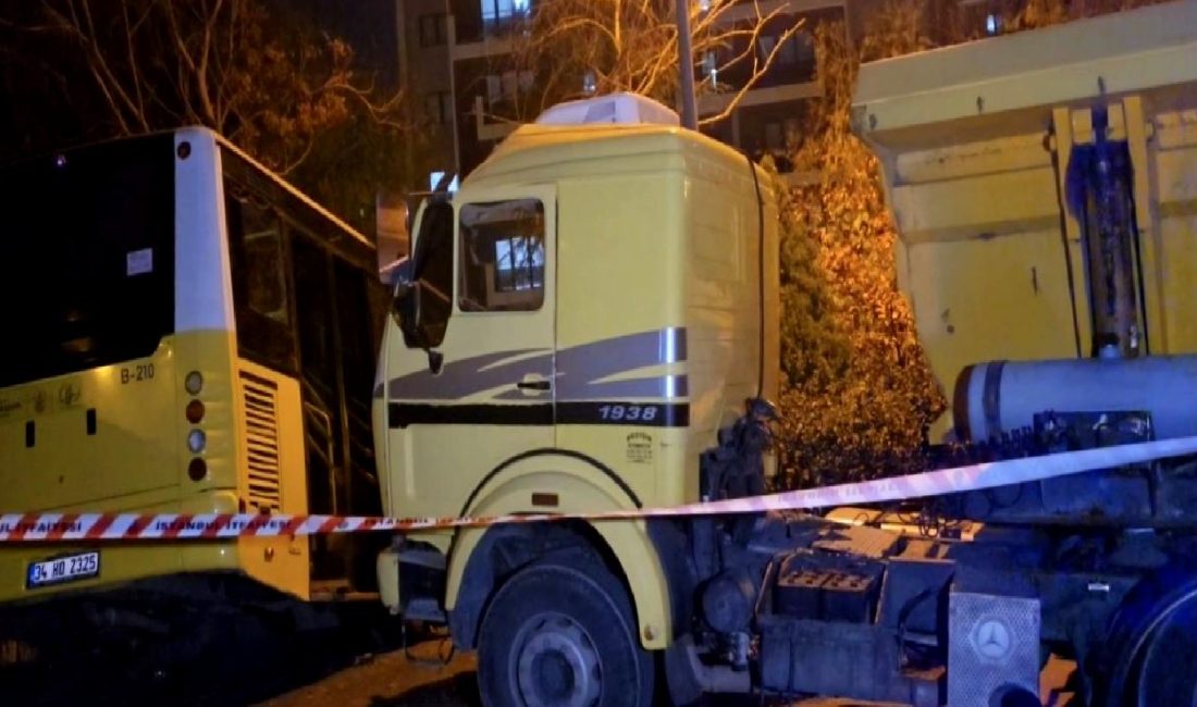 İETT otobüsü, park halindeki bir kamyona çarptı. Kazada otobüs sürücüsü