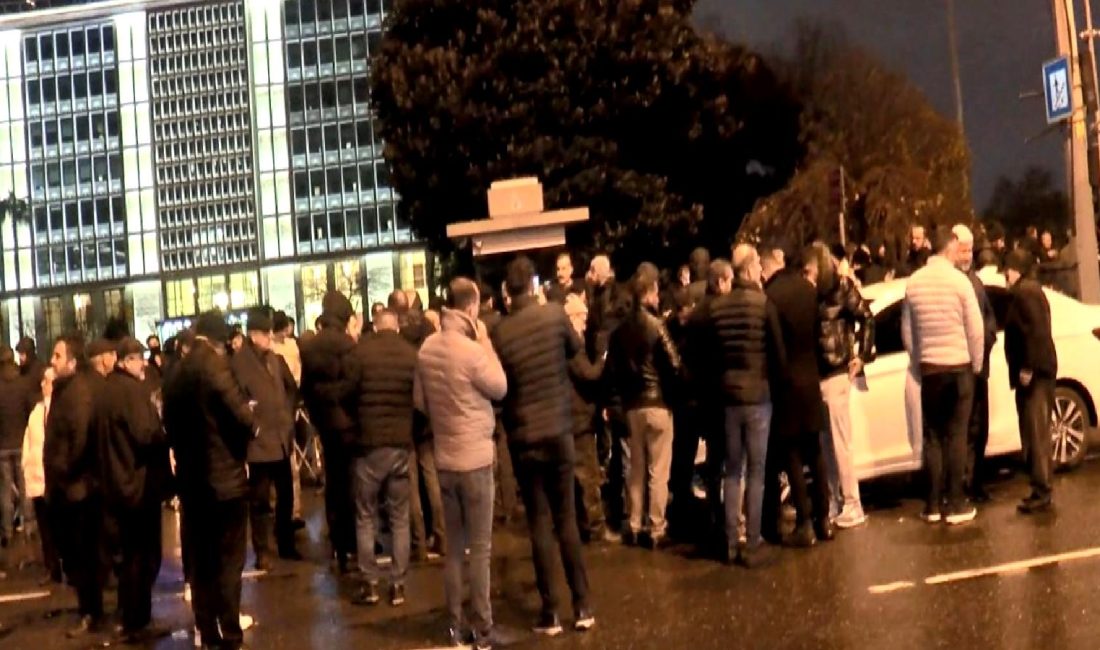 İETT’ye Bağlı Özel Halk Otobüsü Sahipleri İBB Önünde Eylem Yaptı İETT'ye bağlı özel halk otobüsü sahipleri, İstanbul Büyükşehir Belediyesi önünde