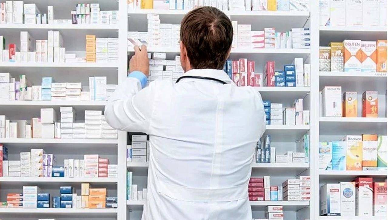 İngiltere hükümeti, ergenlik engelleyici ilaçlar üzerine tartışmalı kararlar alarak, gençlerin