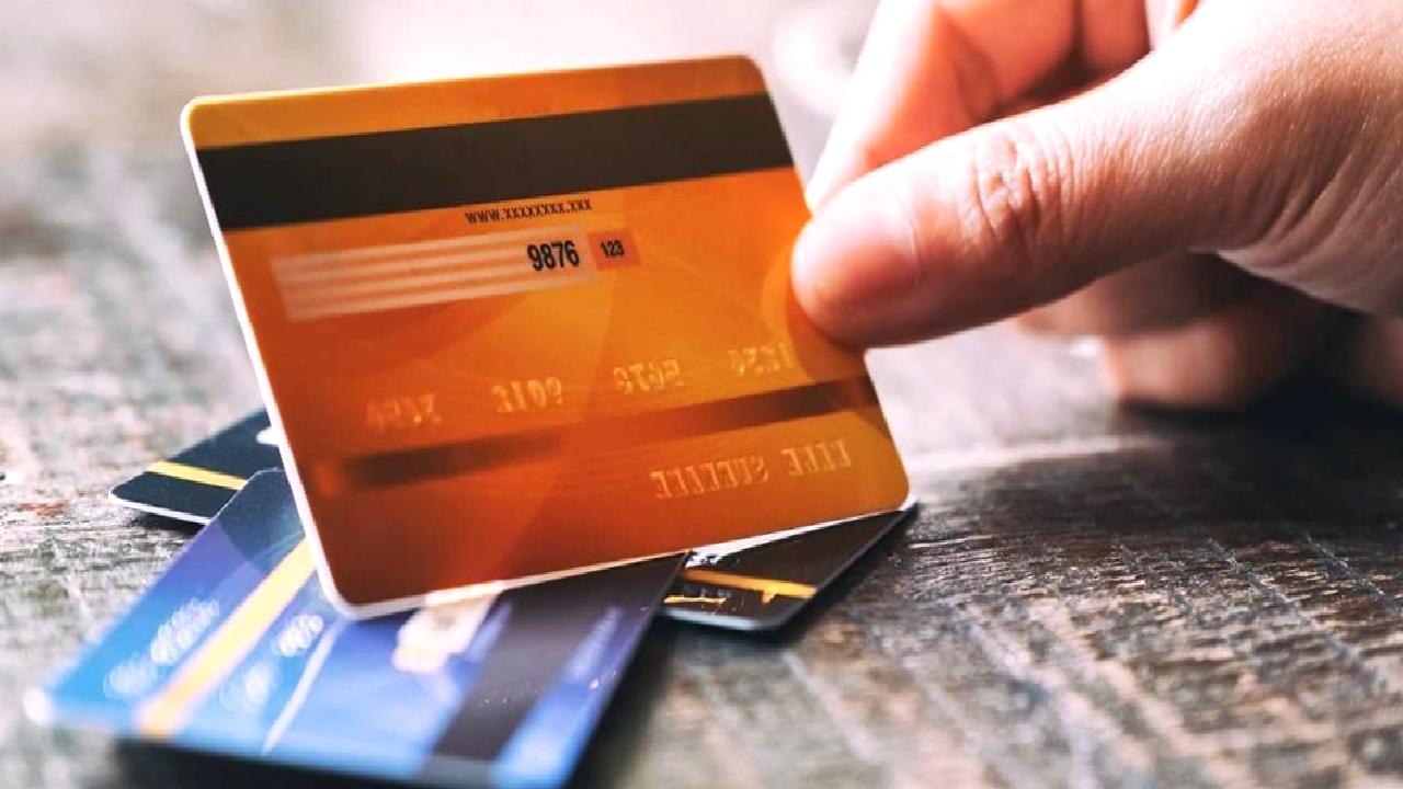 İngiltere'de tüketim eğilimlerini ve tasarruf oranlarını keşfedin. Ekonomik değişimlerin bireyler