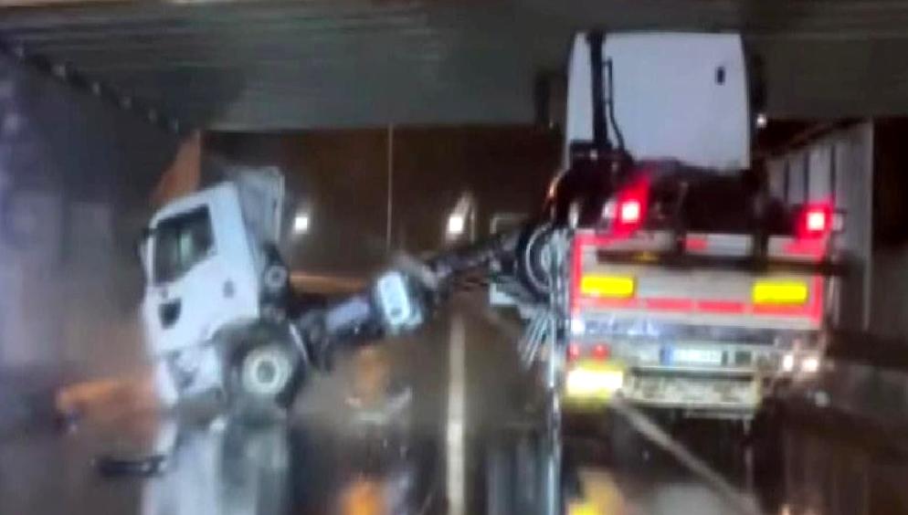 İstanbul Bakırköy’de TIR Kazası: Üst Geçide Çarpma İstanbul Bakırköy'de meydana gelen TIR kazasında, üst geçide çarpan aracın