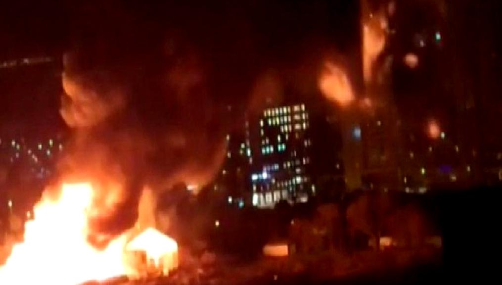 İstanbul Kartal'da bulunan bir film platosunda çıkan yangın, ekipleri alarma