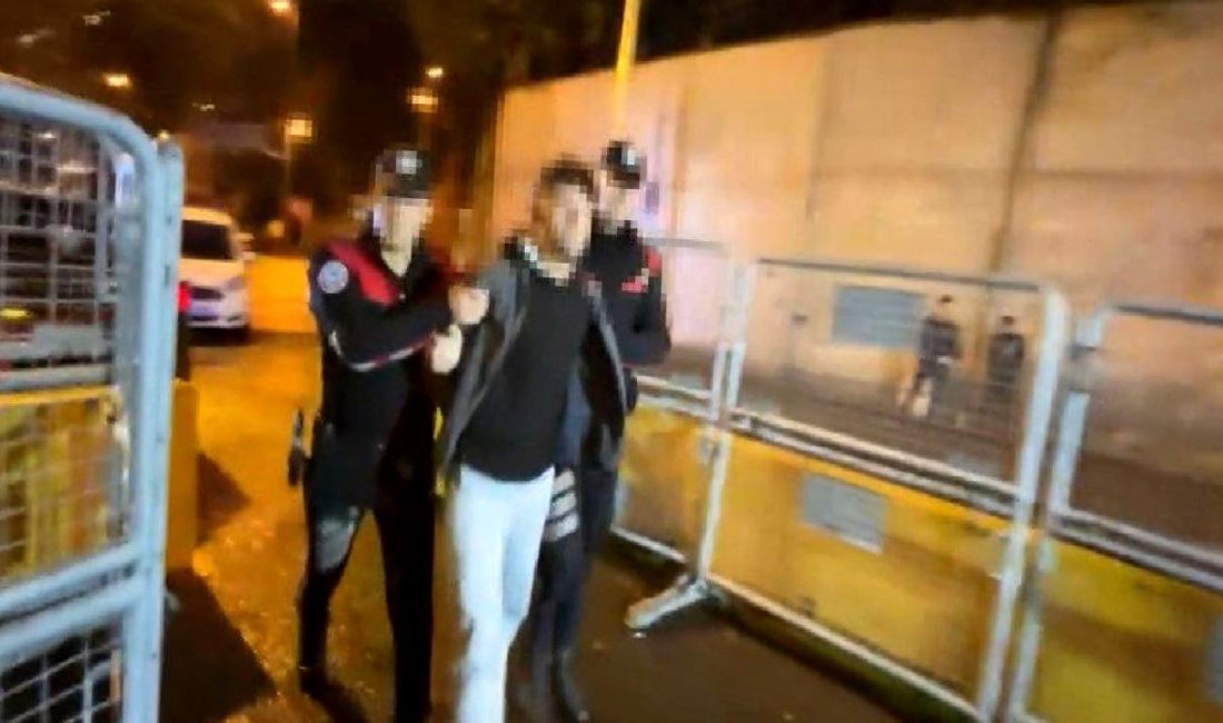 İstanbul’da Atatürk’e Hakaret Eden Şahıs Yakalandı İstanbul'da Atatürk'e hakaret eden şahıs, güvenlik güçleri tarafından yakalandı. Olayın