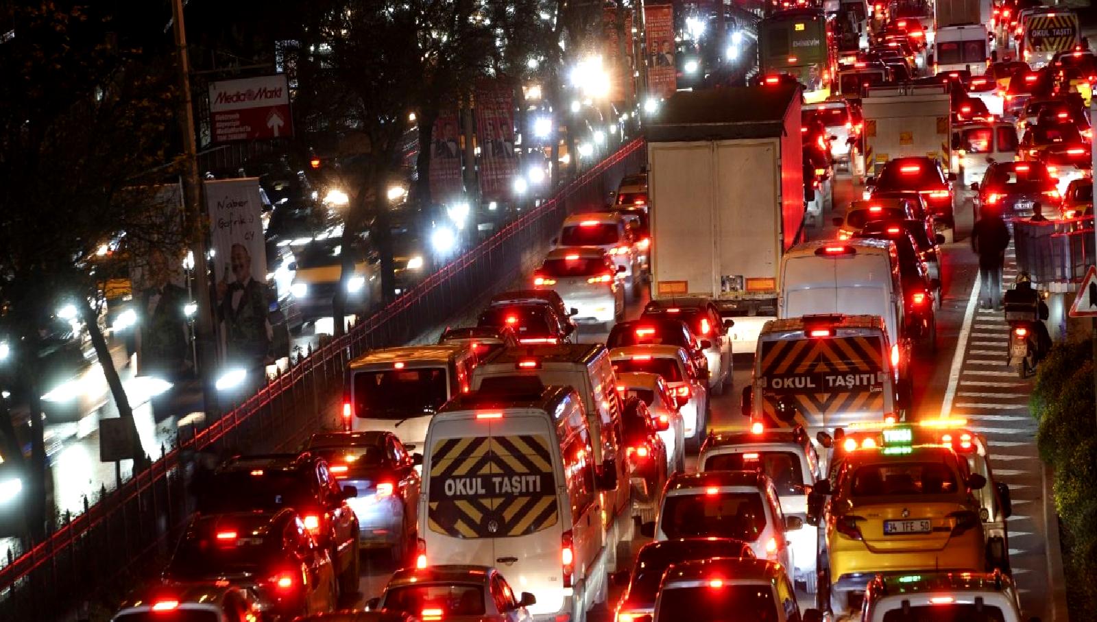İstanbul'da trafik yoğunluğu analizi ile şehrin en yoğun noktalarını, saat