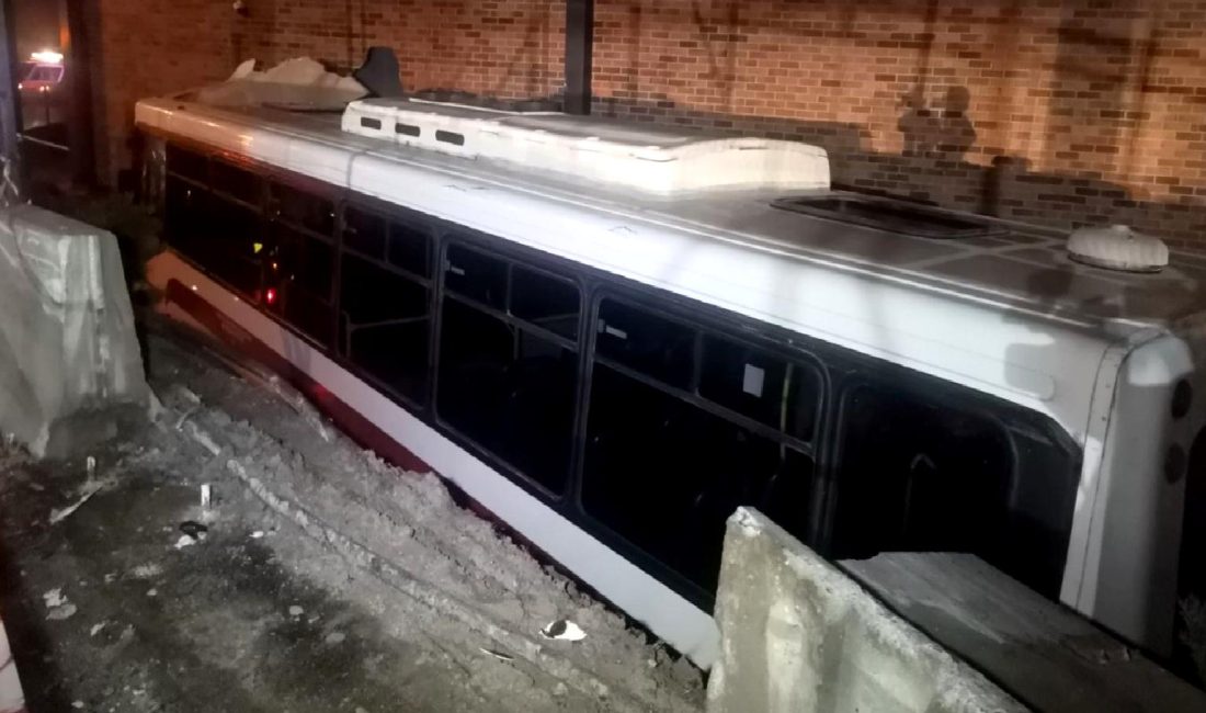 İzmir’de Belediyeye Ait Otobüs AVM’ye Düştü: Sürücünün Hayati Tehlikesi Var İzmir'de belediyeye ait bir otobüs, AVM'ye düştü. Olayda sürücünün durumu