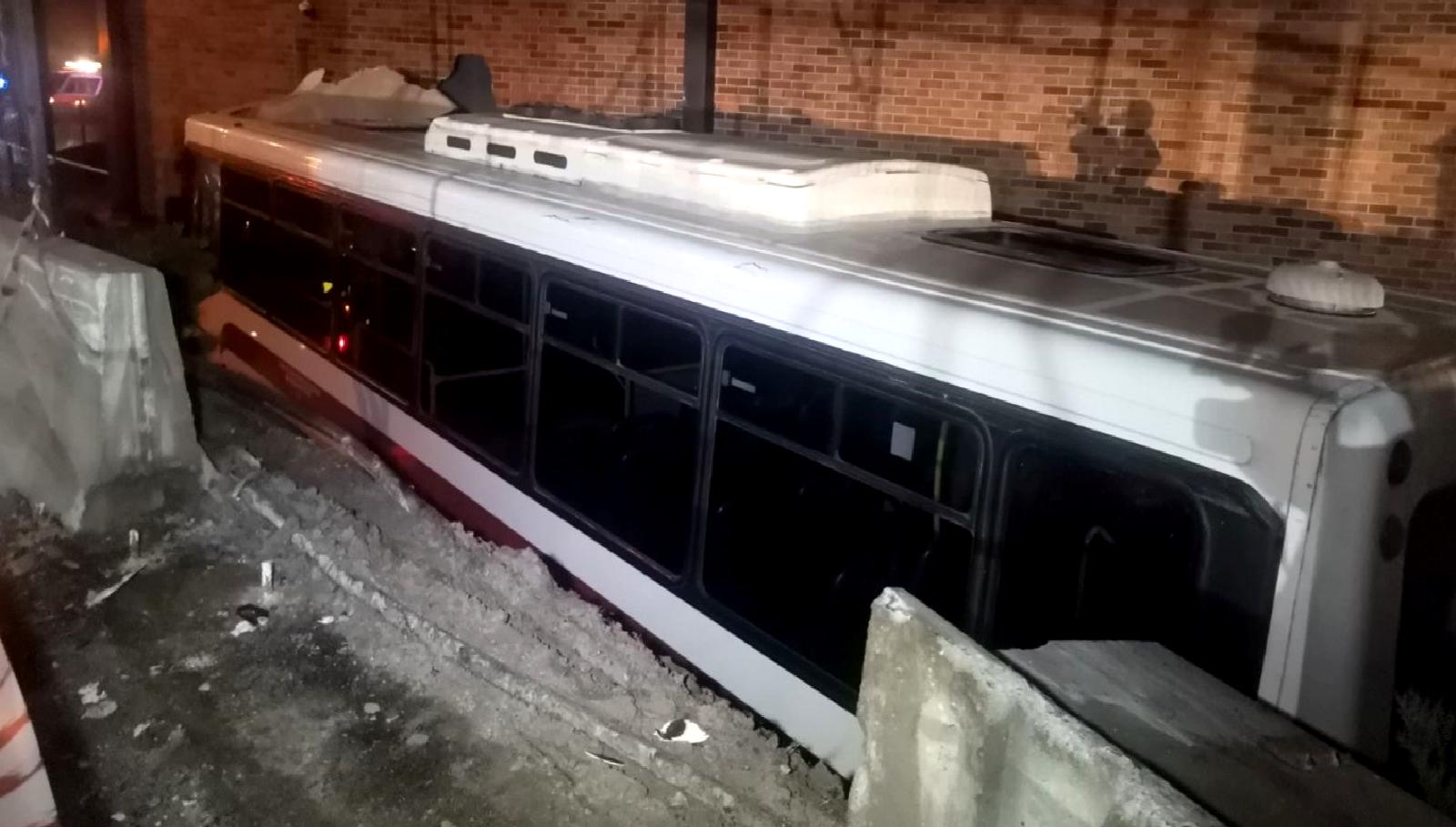 İzmir'de belediyeye ait bir otobüs, AVM'ye düştü. Olayda sürücünün durumu