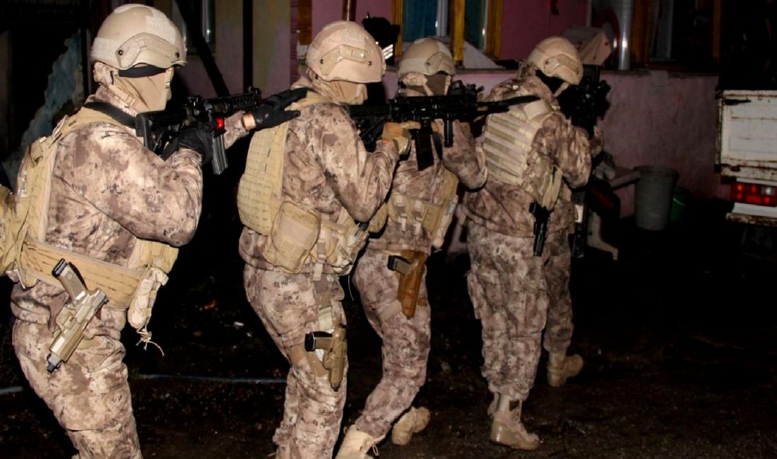 Kandıra'da gerçekleştirilen güvenlik operasyonunda, silah ve narkotik maddeler ele geçirildi.