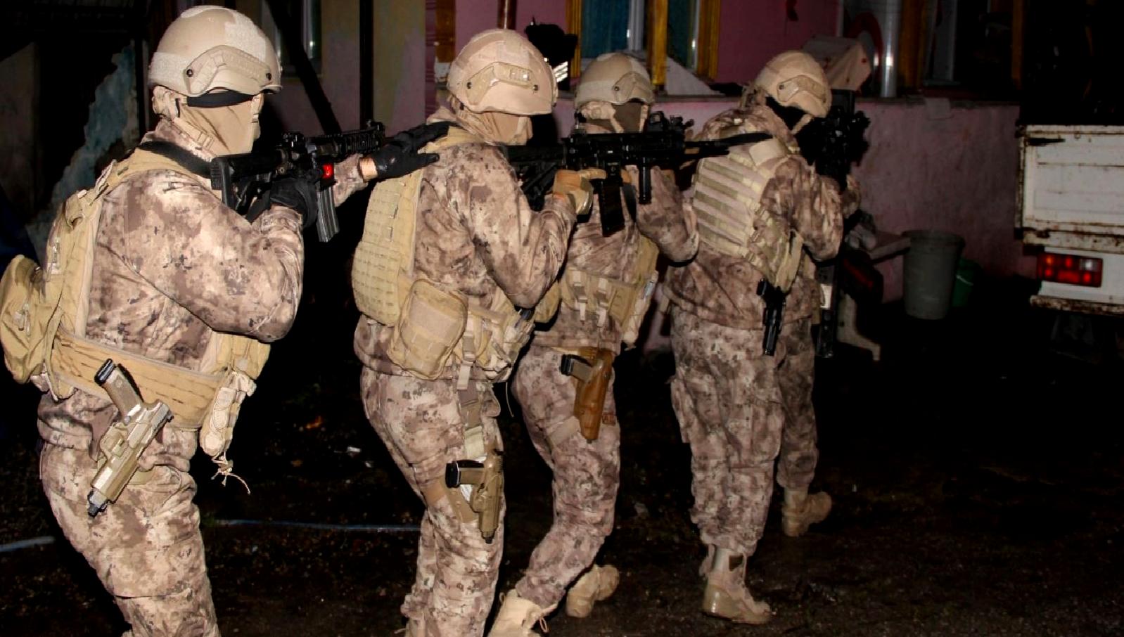 Kandıra'da gerçekleştirilen güvenlik operasyonunda, silah ve narkotik maddeler ele geçirildi.