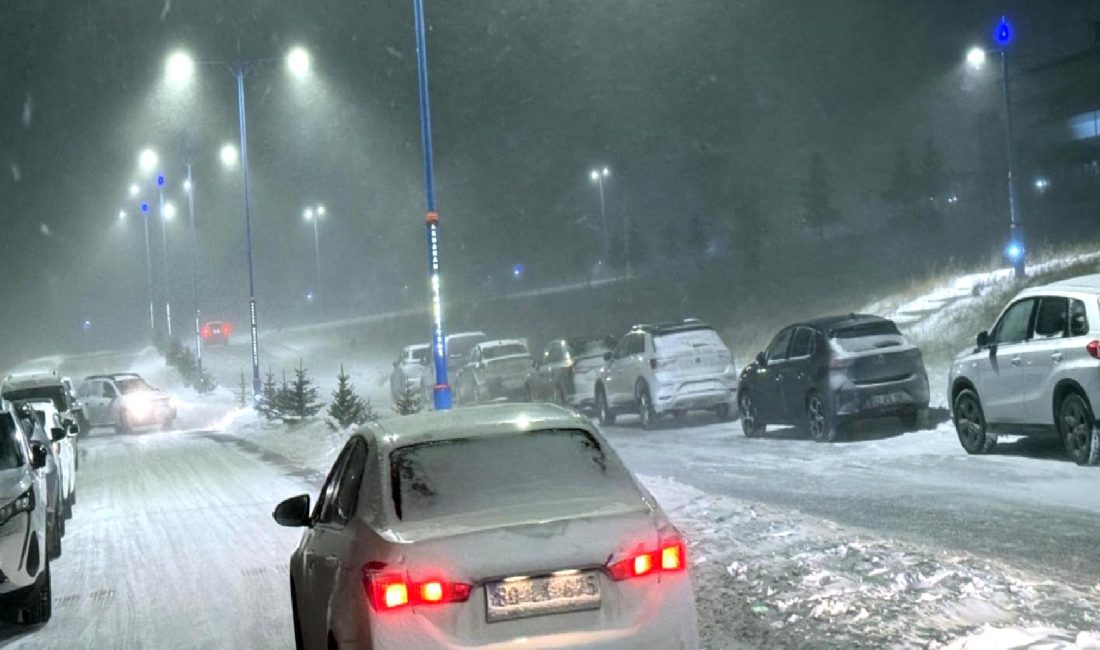 Kar Yağışı Nedeniyle Araçlar Mahsur Kaldı Kar yağışı nedeniyle yolların kapanması, birçok aracın mahsur kalmasına neden