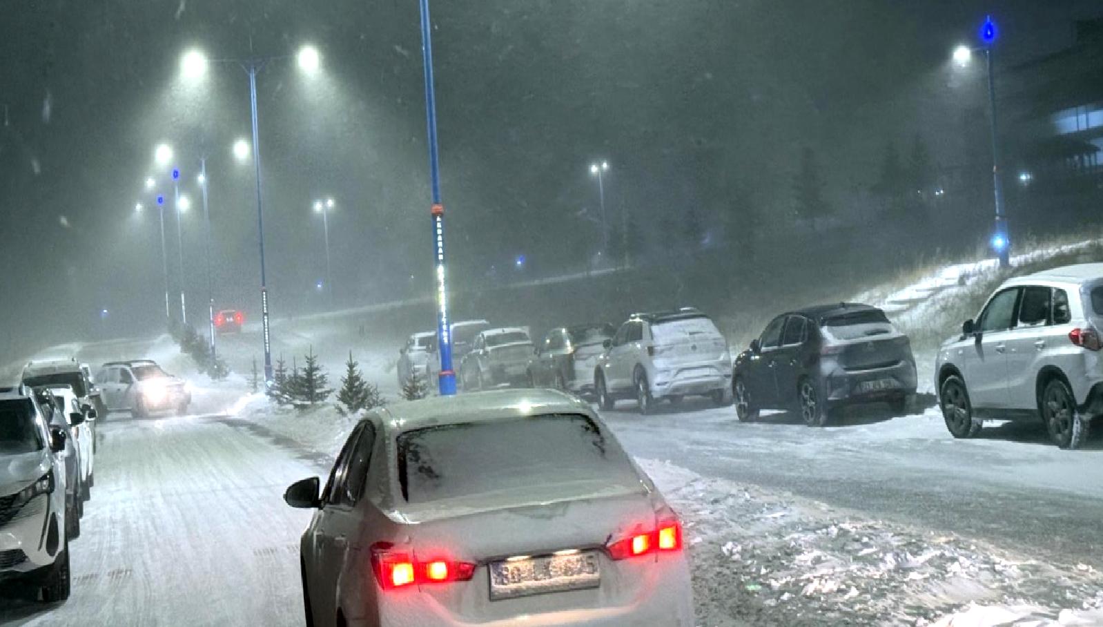 Kar yağışı nedeniyle yolların kapanması, birçok aracın mahsur kalmasına neden