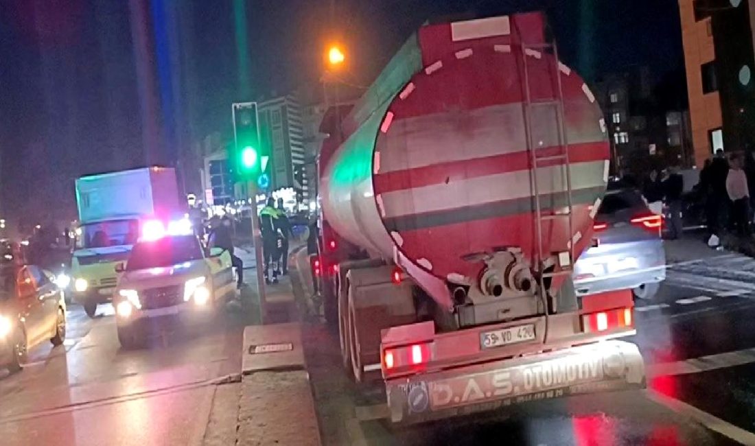 Karayollarında Feci Kaza: Yaya Hayatını Kaybetti Karayollarında meydana gelen feci bir kazada bir yaya hayatını kaybetti.