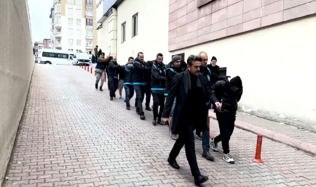Kayseri’de İnternet Dolandırıcılığına Operasyon Kayseri'de internet dolandırıcılığına karşı düzenlenen operasyonda, birçok kişi gözaltına alındı.