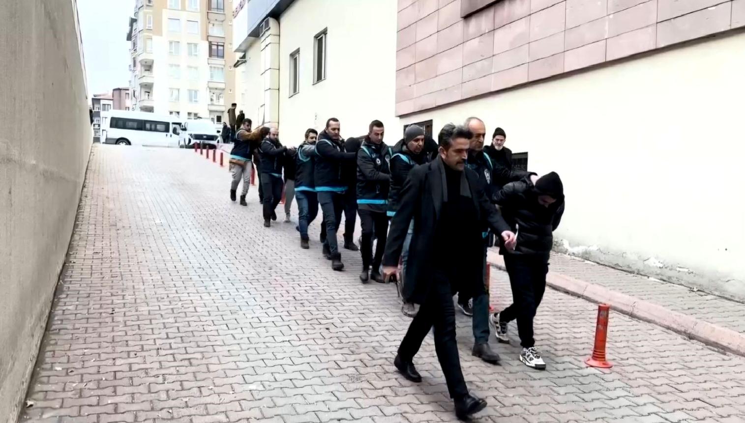 Kayseri'de internet dolandırıcılığına karşı düzenlenen operasyonda, birçok kişi gözaltına alındı.