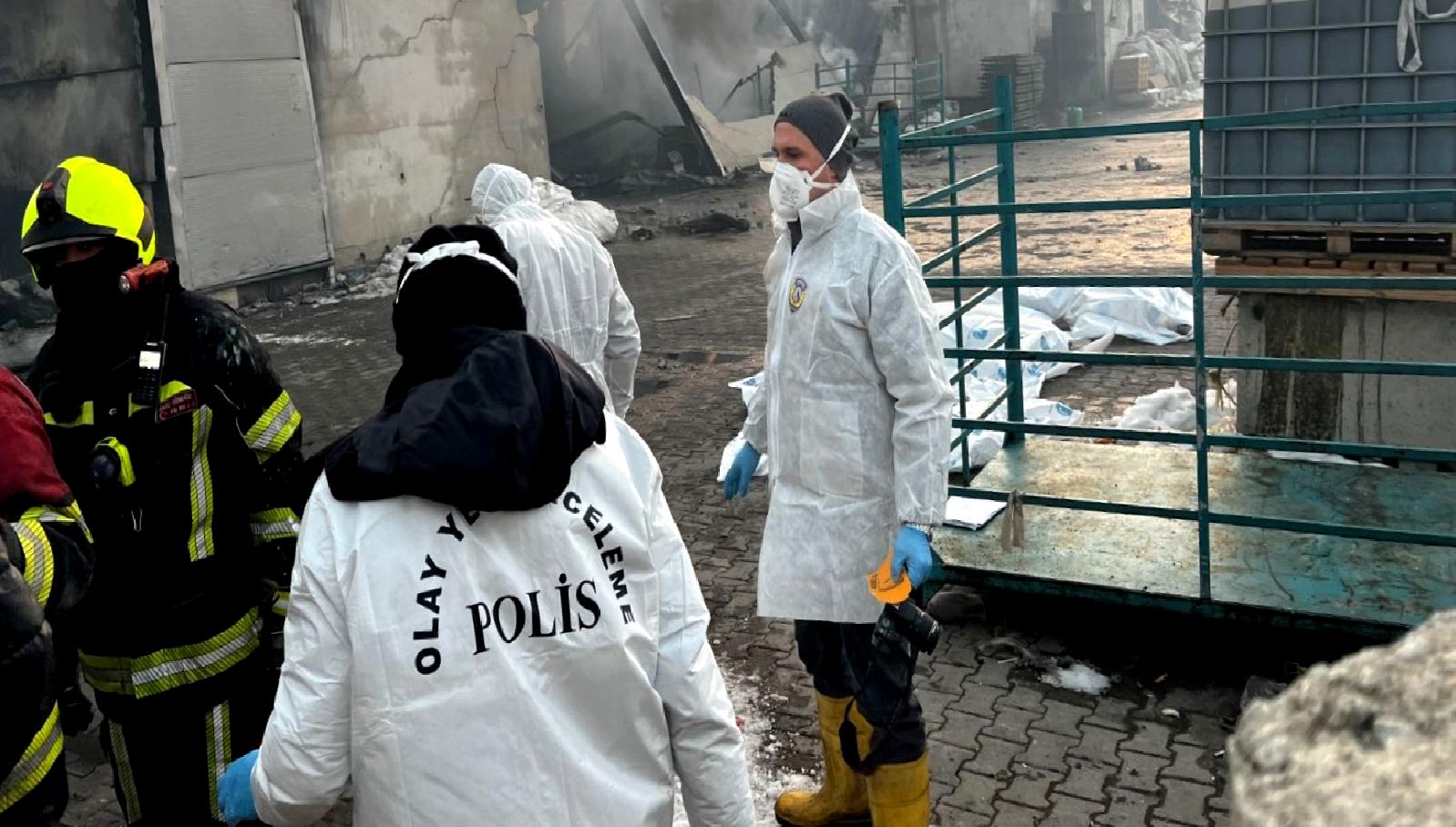 Kayseri'de bir mobilya fabrikasında yangın çıktı. Yangında maalesef 3 işçi