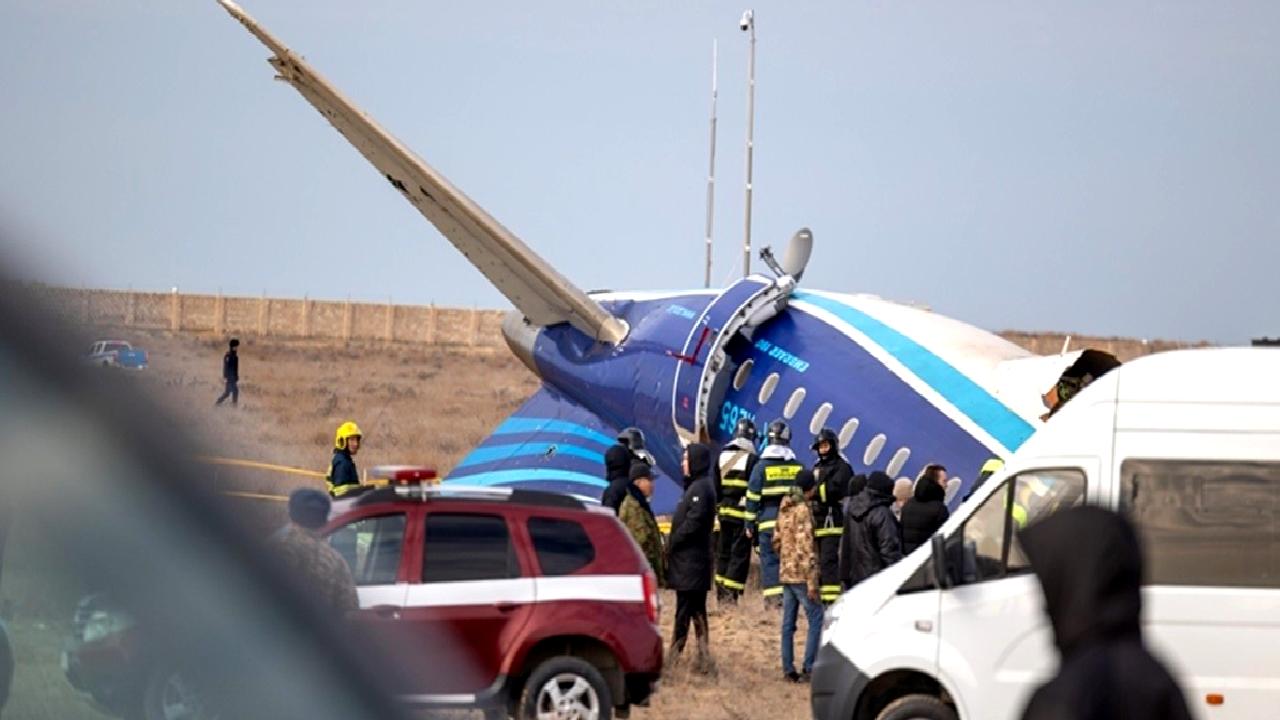 Kazakistan'da Azerbaycan Havayolları'na ait bir uçağın düşmesi sonucu 38 kişi