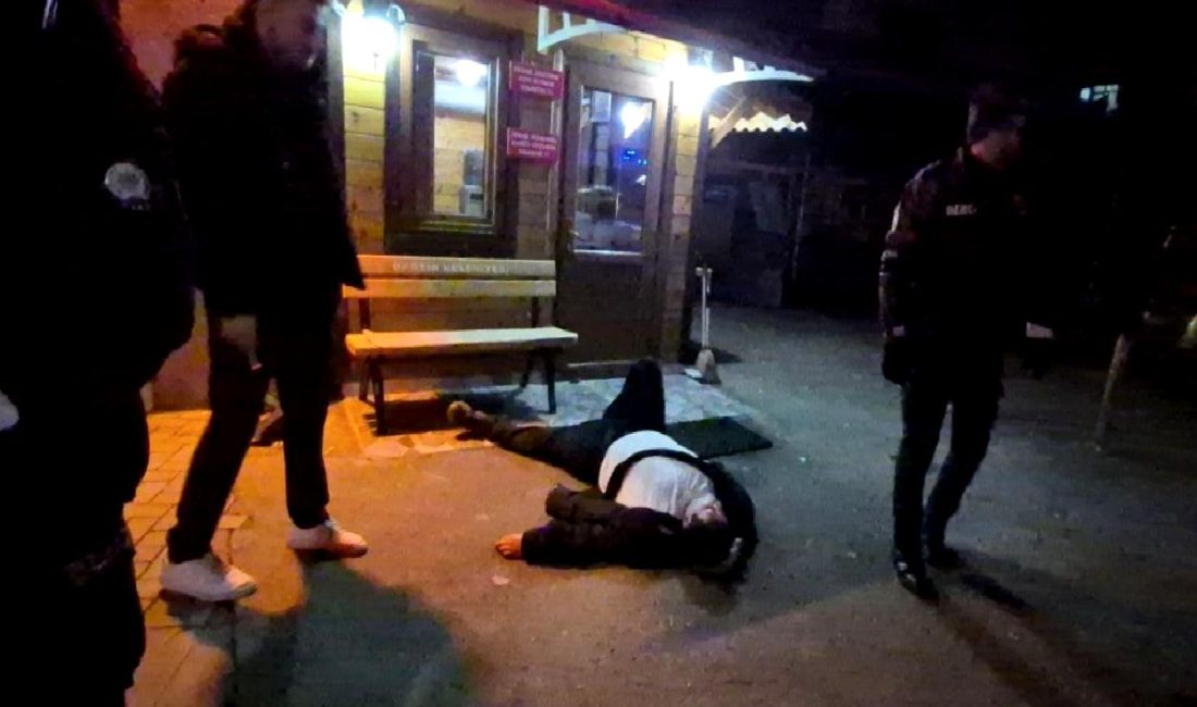 Kemer'de alkollü bir şahsın bulunması üzerine sağlık ekipleri hızla müdahale