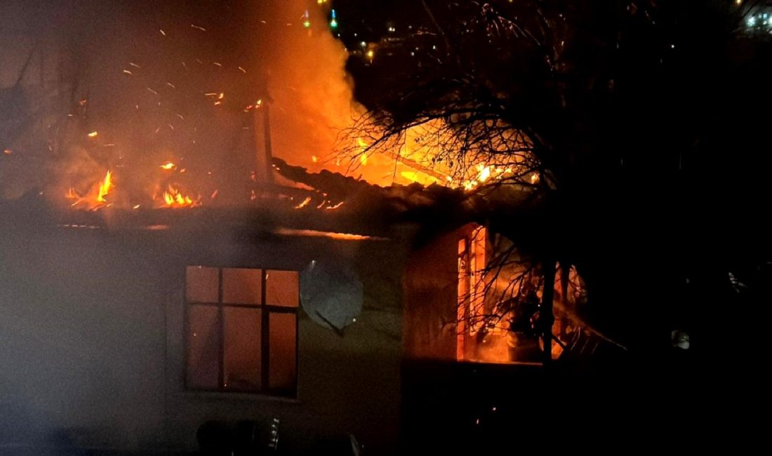 Kocaeli Kartepe’de Sobadan Çıkan Yangın Paniği Kocaeli Kartepe'de sobadan çıkan yangın paniği, bölge halkını korkuttu. Olayın