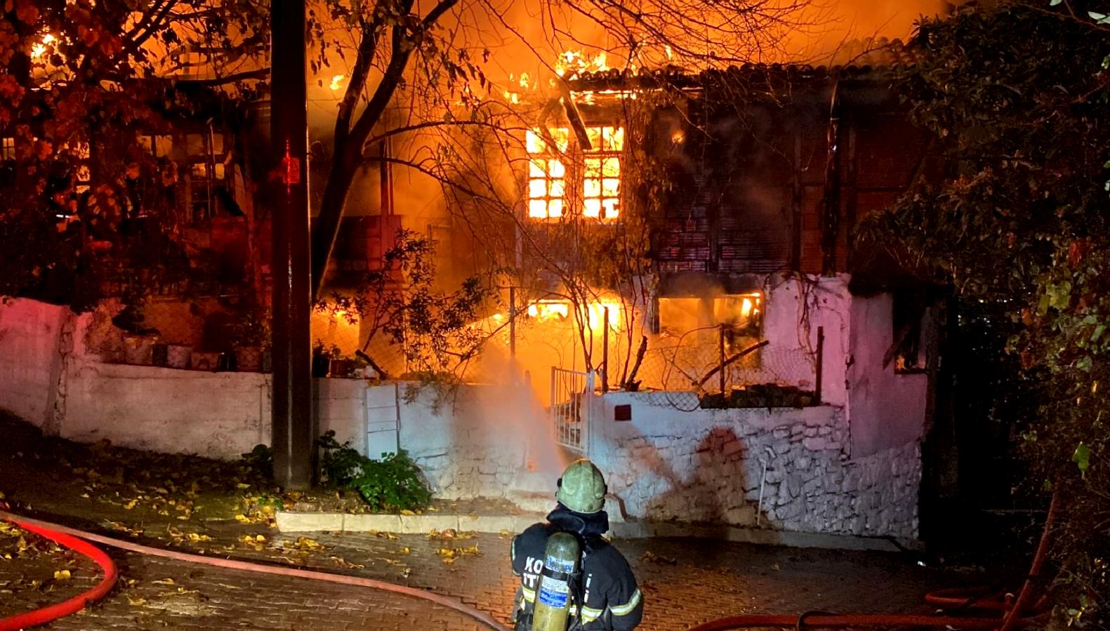 Kocaeli'de bir ahşap evde çıkan yangın paniğe yol açtı. Olayın