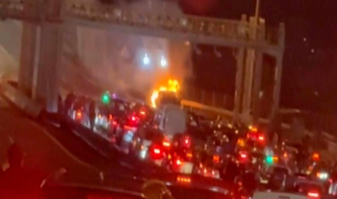 Köprüde Yangın Paniği: Otomobil Alev Aldı Köprüde meydana gelen yangın paniği, bir otomobilin alev almasıyla başladı.