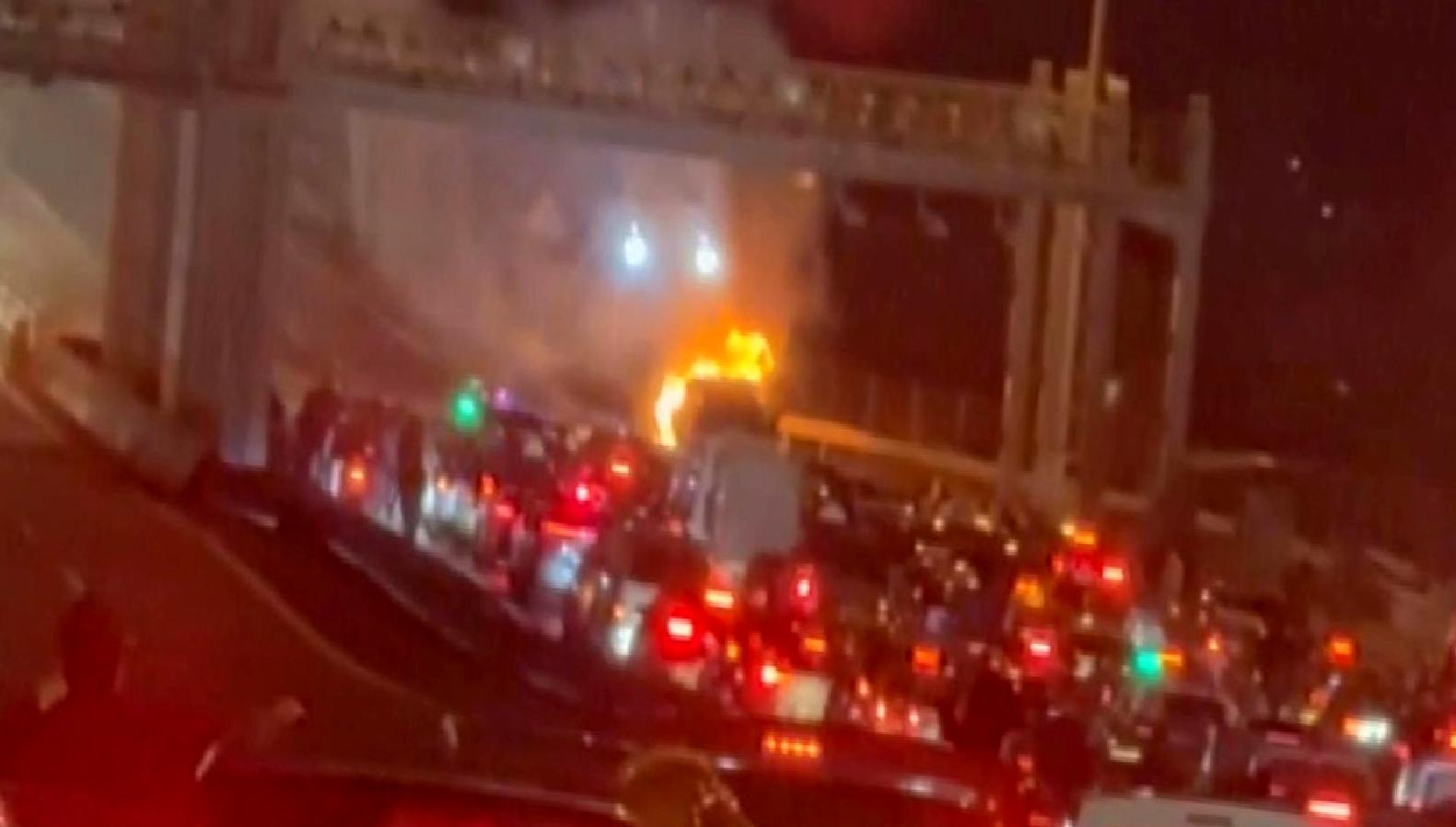 Köprüde meydana gelen yangın paniği, bir otomobilin alev almasıyla başladı.