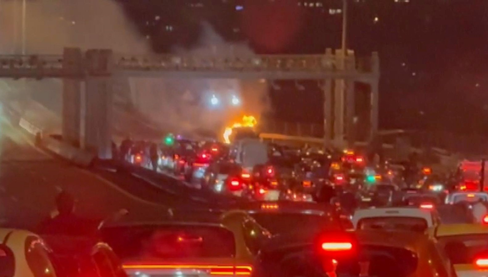 Köprüde meydana gelen otomobil yangını, itfaiye ekiplerinin hızlı müdahalesiyle kontrol