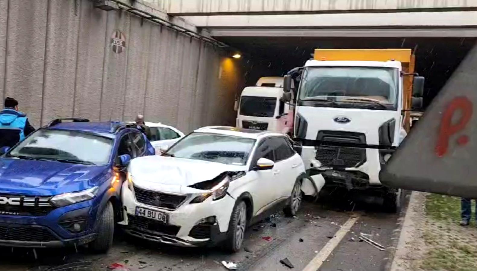 Malatya'da meydana gelen zincirleme trafik kazasında 6 kişi yaralandı. Olayın