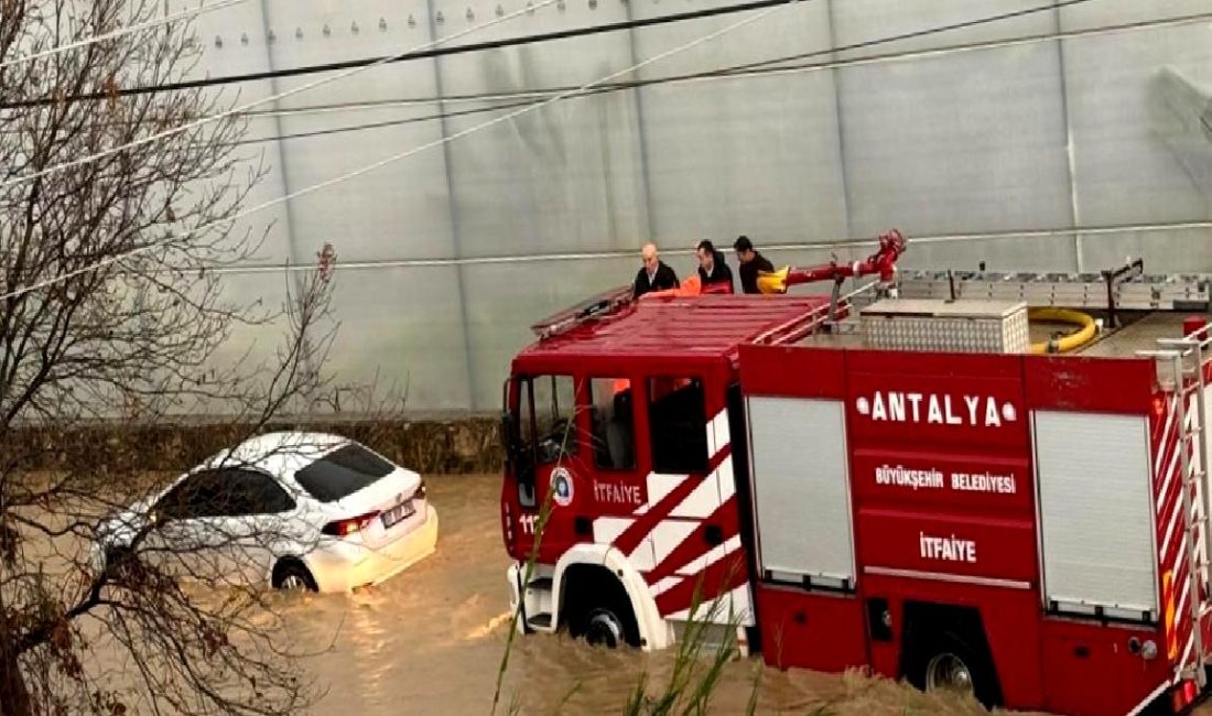 Manavgat ve Alanya'da etkili olan şiddetli yağışlar, birçok bölgede su