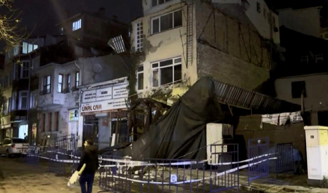 Metruk Binanın Balkonu Çöktü: Yaralı Yok, Araçlar Hasar Gördü Metruk bir binanın balkonunun çökmesi sonucu yaralanan kimse olmazken, çevredeki