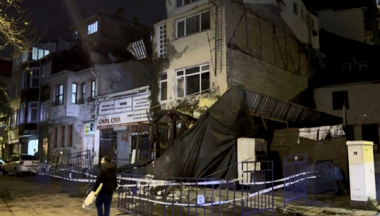 Metruk bir binanın balkonunun çökmesi sonucu yaralanan kimse olmazken, çevredeki