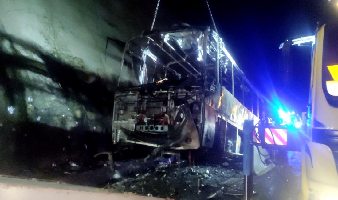 Midibüste Yangın: Yolcular Güvenle Tahliye Edildi Midibüste çıkan yangın, yolcuların güvenli bir şekilde tahliye edilmesiyle son