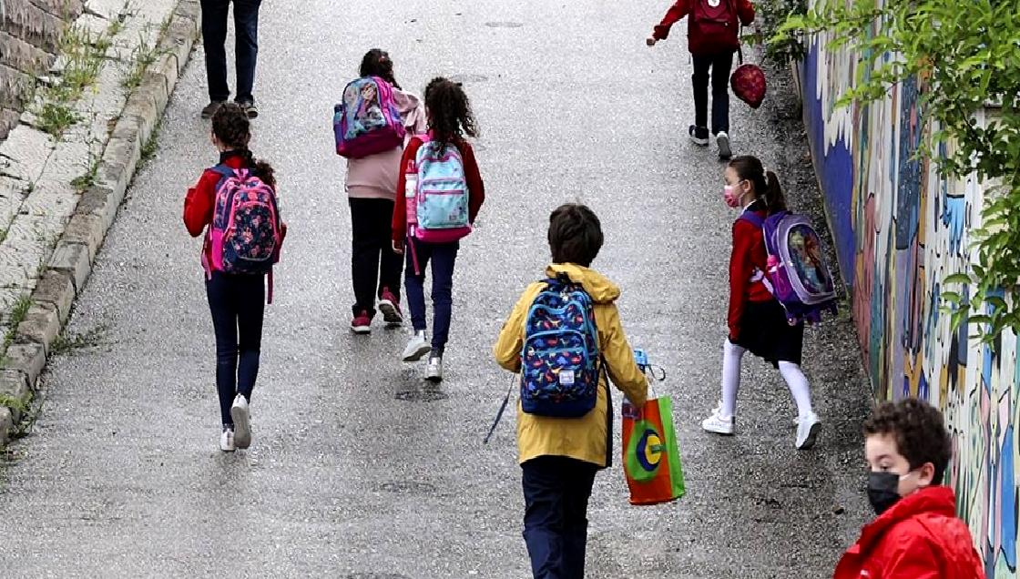 Milli Eğitim Bakanlığı, okul kıyafet yönetmeliğinde önemli değişiklikler yaptı. Yeni