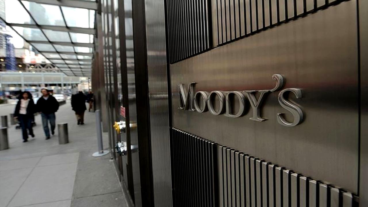 Moody's, Fransa'nın kredi notunu düşürdüğünü açıkladı. Ekonomik belirsizlikler ve mali