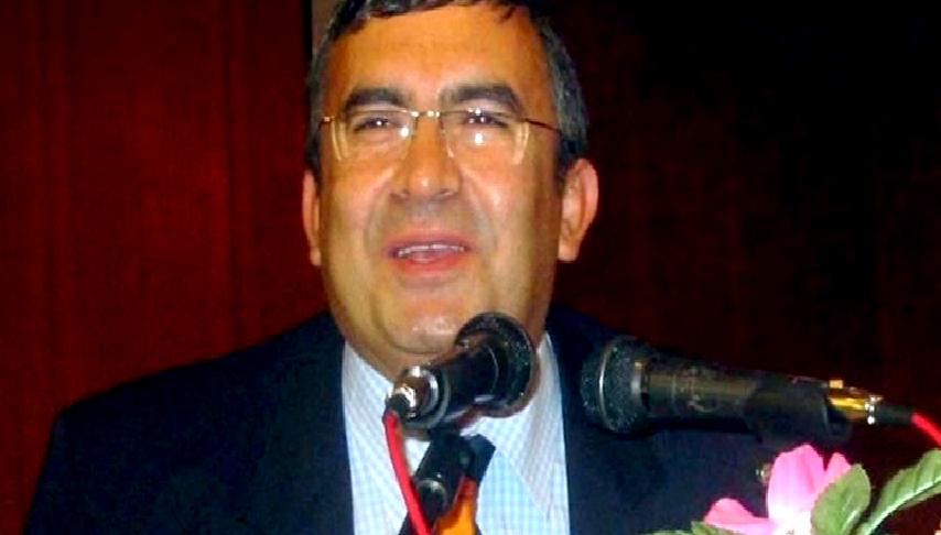 Necip Hablemitoğlu, düşünce dünyasına katkılarıyla tanınan bir akademisyen ve yazar