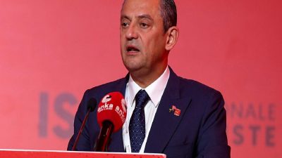 Özgür Özel, hükümetin asgari ücret politikalarını sert bir dille eleştiriyor.