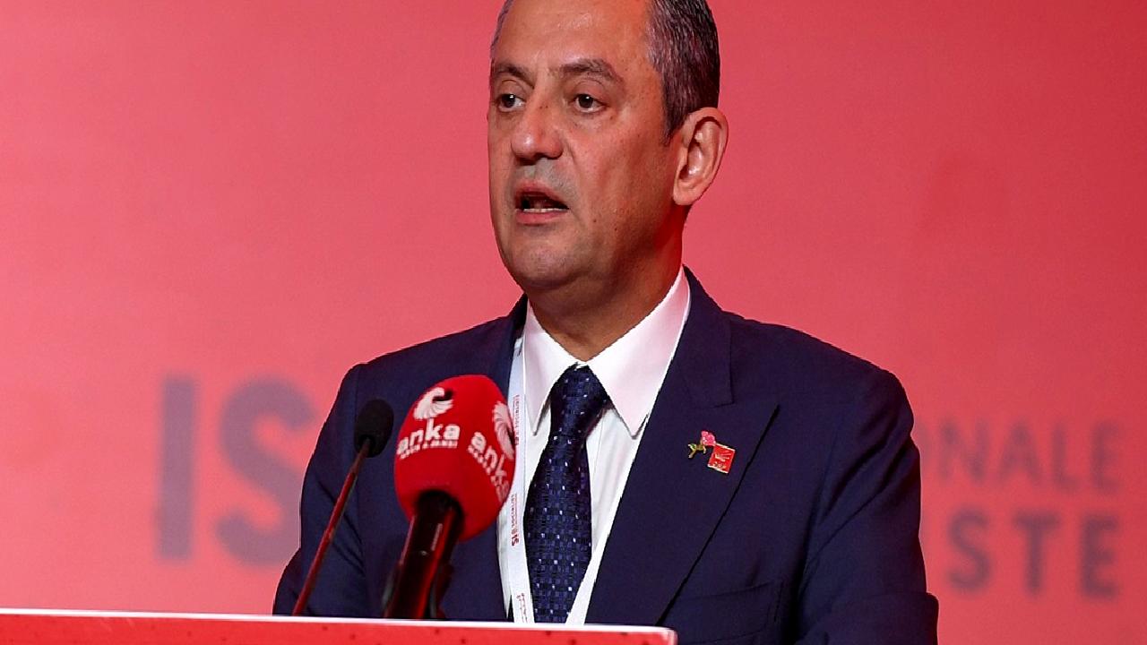 Özgür Özel, hükümetin asgari ücret politikalarını sert bir dille eleştiriyor.