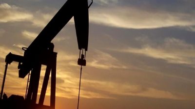 Petrol fiyatlarındaki artışın ardındaki sebepleri keşfedin. Küresel ekonomik faktörler, arz-talep