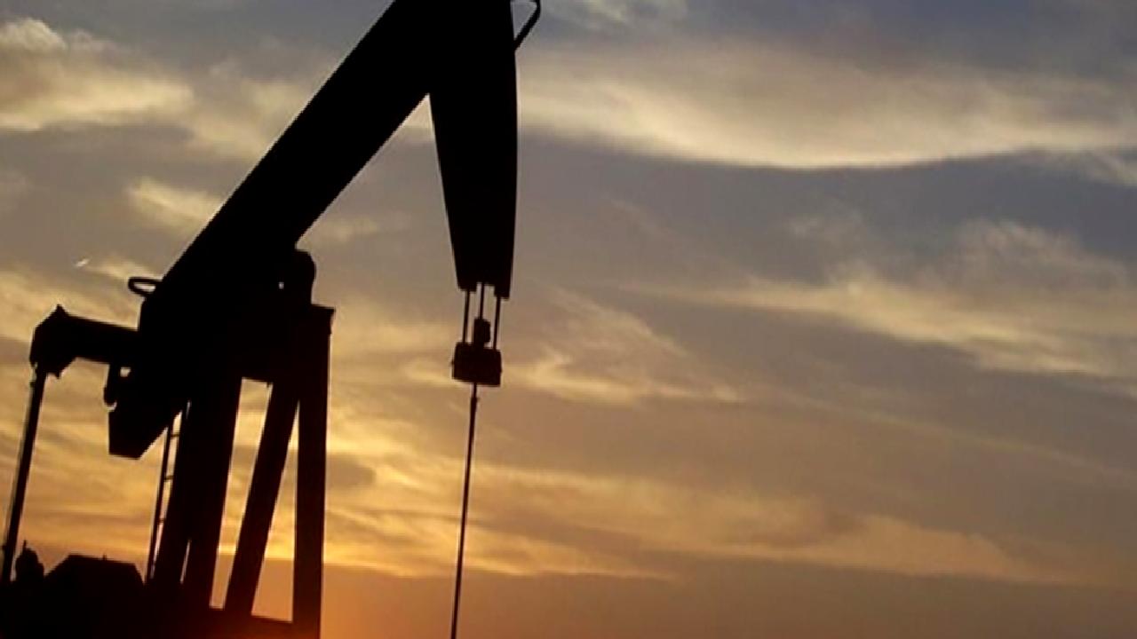 Petrol fiyatlarındaki artışın ardındaki sebepleri keşfedin. Küresel ekonomik faktörler, arz-talep